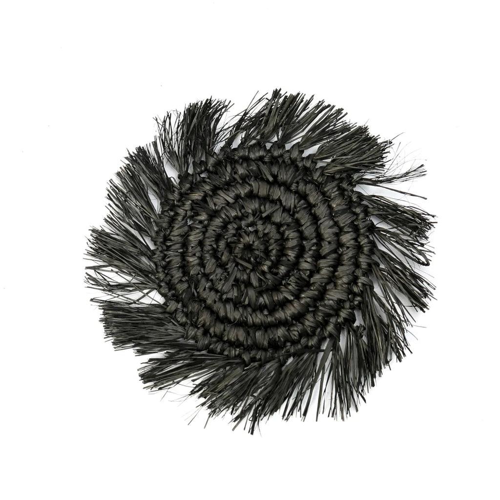 Translate "De Fringe Raffia Coaster - Black"