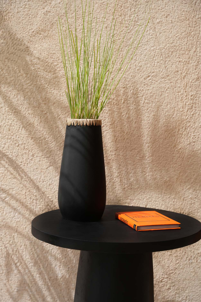 The Sneaky Vase - Black Natural - L