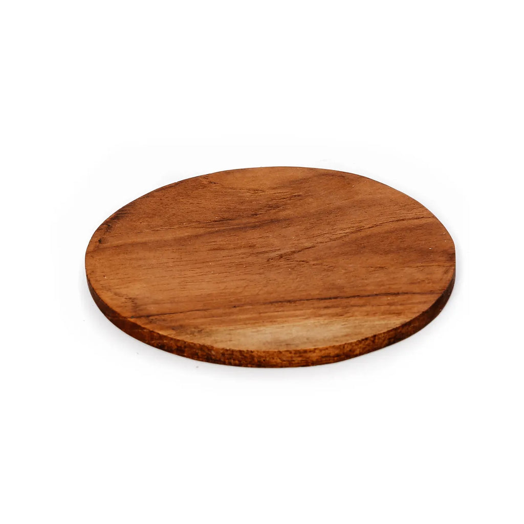 The translation of "De Teak Root Nordic Onderzetter" to English is "The Teak Root Nordic Coaster".