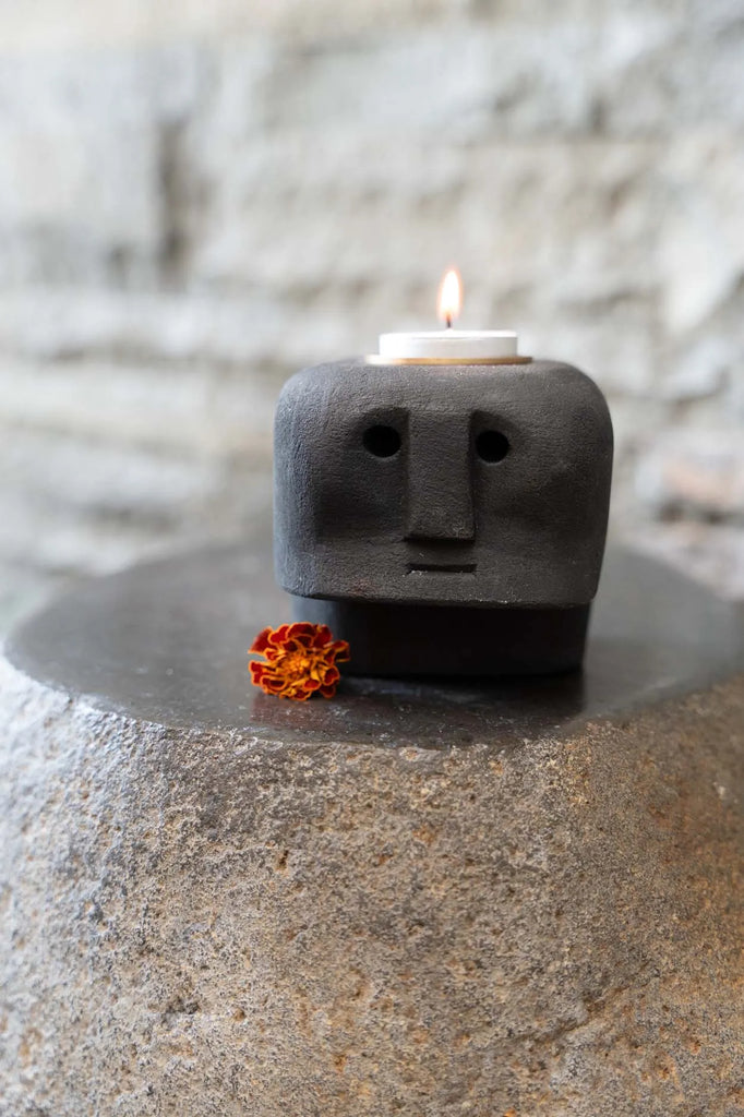 Translate "Het Sumba Beeld #27 Kaarshouder - Zwart" to English is "The Sumba Statue #27 Candle Holder - Black"